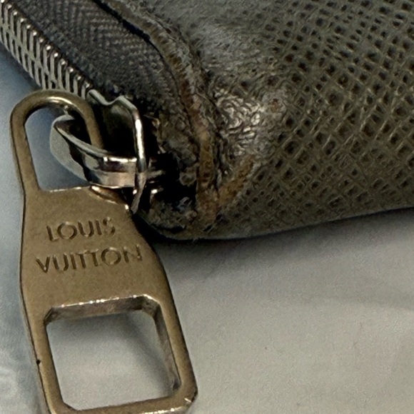 Authentic LOUIS VUITTON Taiga Zippy Long Wallet - Picture 4 of 12